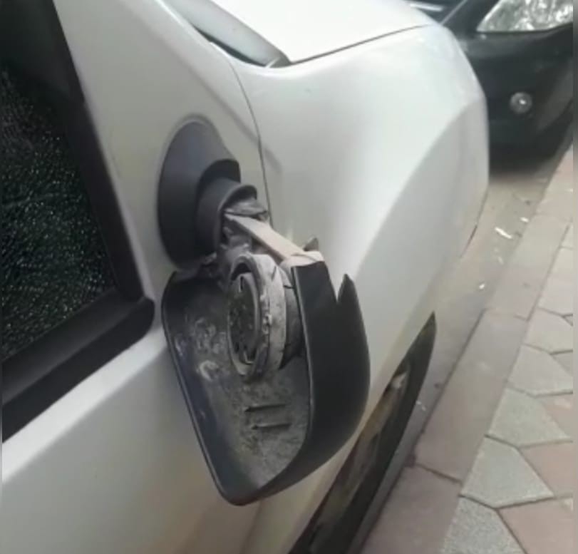 Sultangazi’de amcasına kızıp otomobiline zarar verdi: O anlar kamerada