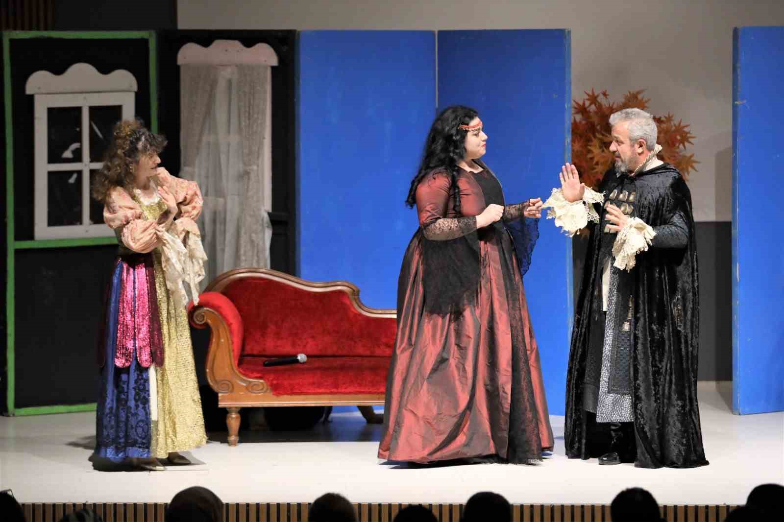“Ferhat ve Juliet” tiyatro oyunu Başiskele’de sahnelendi