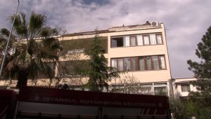Bakırköy’de 5 katlı binanın çatı katında korkutan yangın