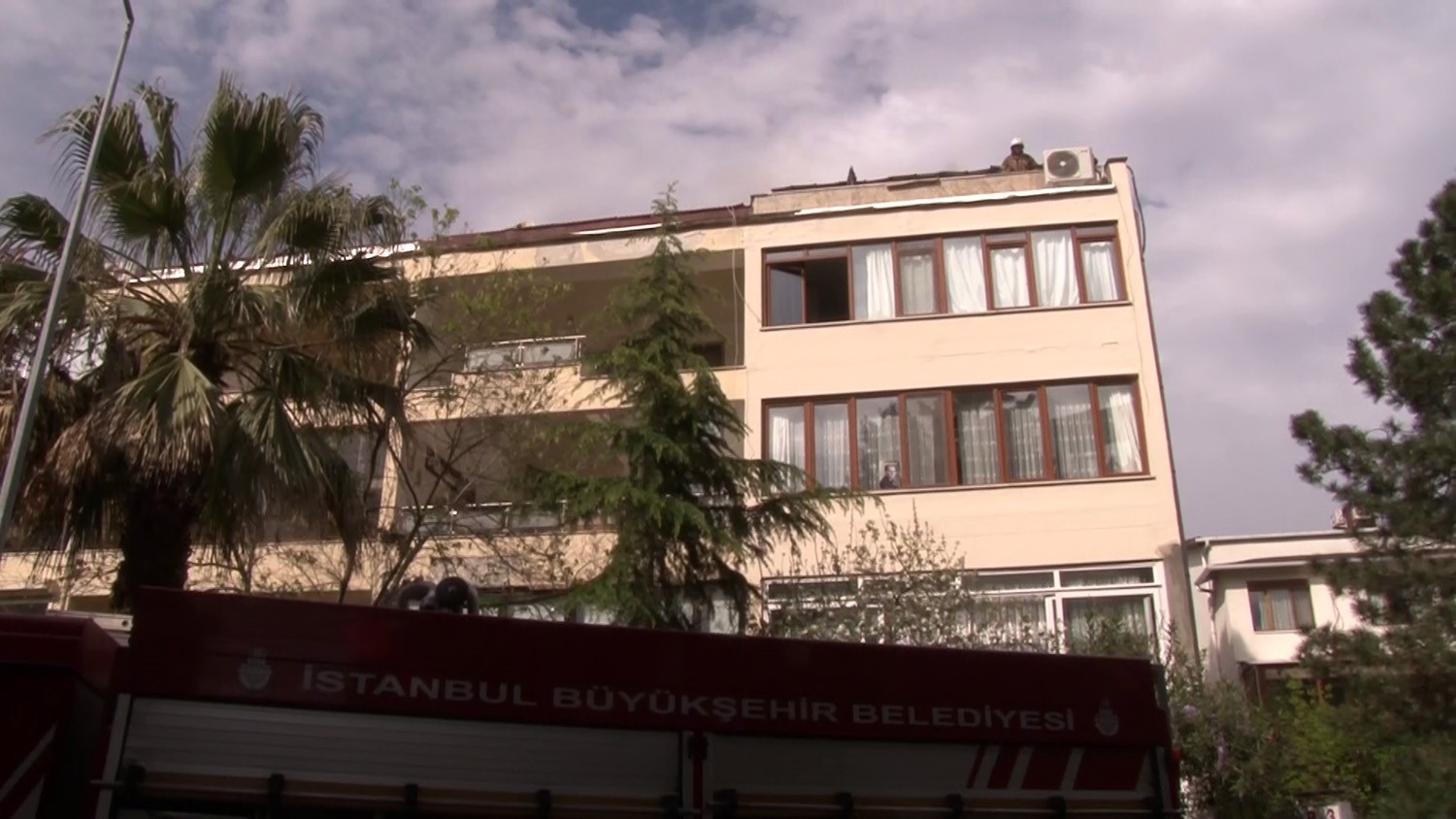 Bakırköy’de 5 katlı binanın çatı katında korkutan yangın