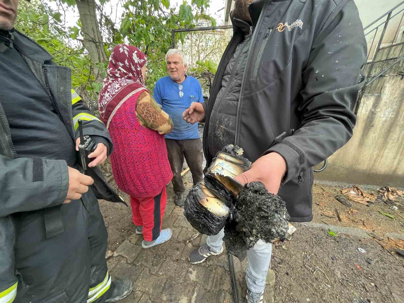 İki katlı binanın çatısı alev alev yandı: 30 bin TL’lik birikimi kül oldu