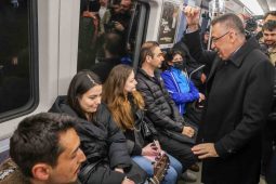 Cumhurbaşkanı Yardımcısı Oktay, Ankara metrosunda vatandaşlarla sohbet etti
