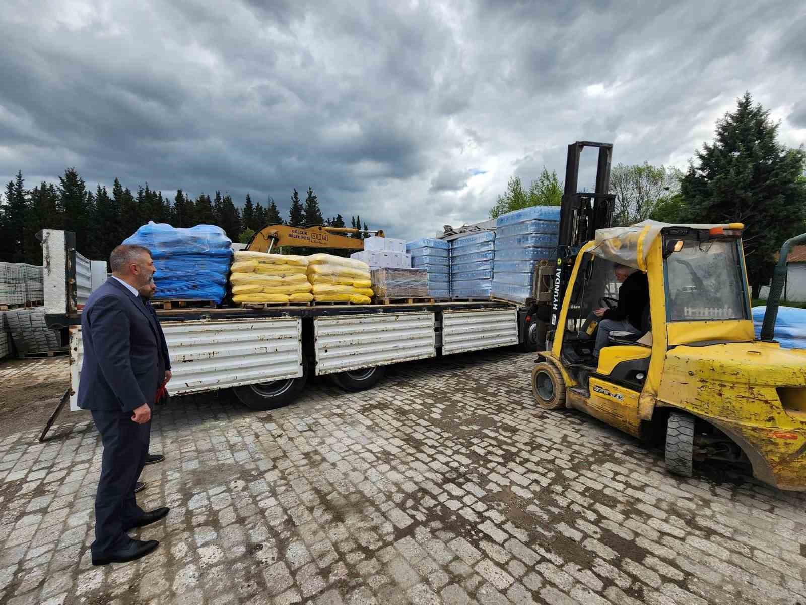 Gölcük, depremzedelerin yanında olmaya devam ediyor