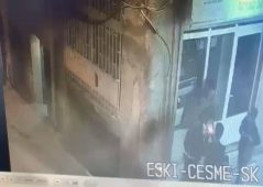 Beyoğlu’nda bıçaklı gasp kameraya yansıdı: Gençleri dövüp telefonunu çaldı
