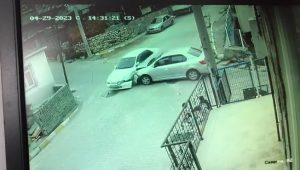 Başka Bir Araçla Çarpıştıktan Sonra Yokuştan Savrulan Otomobil Bina Duvarına Çarptı