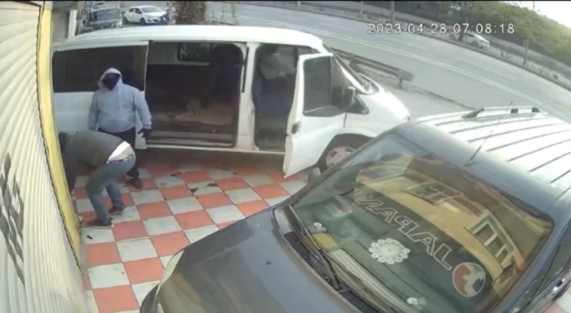 Şişli’de minibüsle soygun girişimi kamerada: Komşu bağırınca apar topar kaçtılar