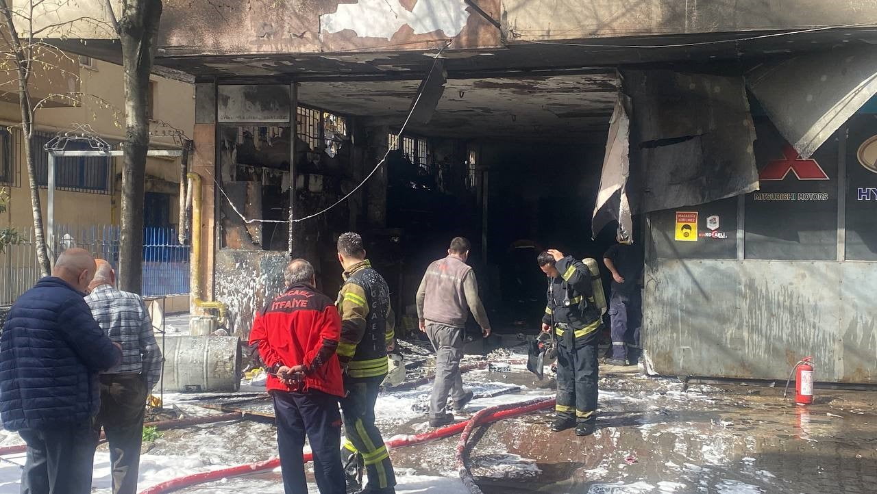 Gebze’de Oto Tamir Dükkanı’nda Çıkan Yangın Binaya Sıçradı