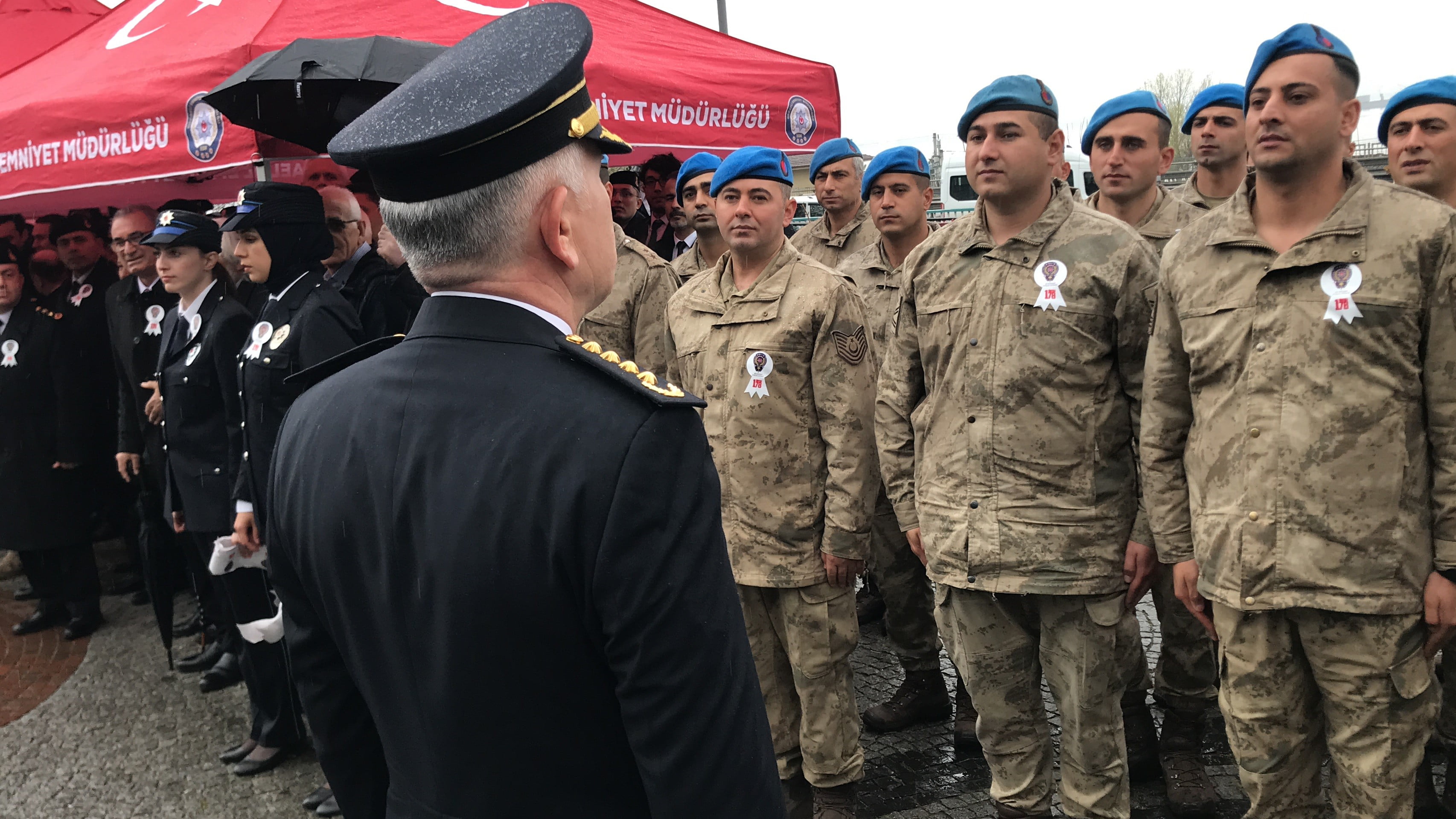 Yağmur altında Polis Günü kutlaması