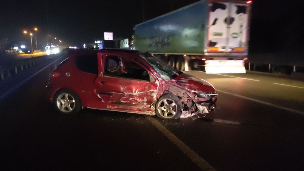 Zincirleme kaza sonrası ortalık savaş alanına döndü: 2 yaralı