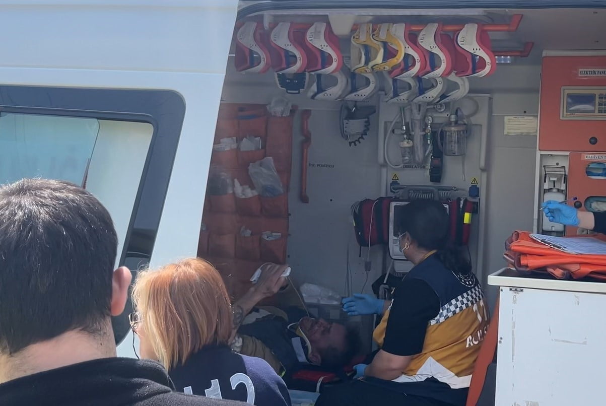 Kaza yapan araçtaki meşrubatlar yola saçıldı, bir kişi yaralandı Kaza yapan araçtaki meşrubatlar yola saçıldı, bir kişi yaralandı