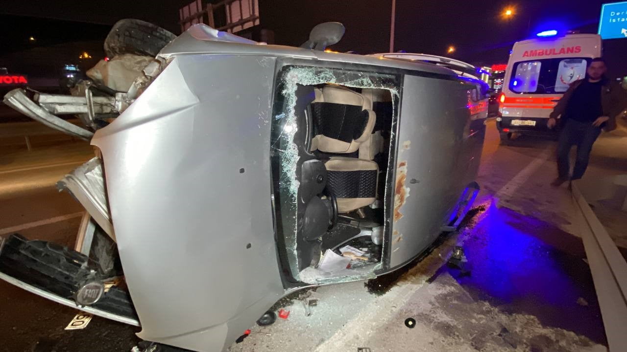 Bariyerlere Çarpan Araç Devrildi
