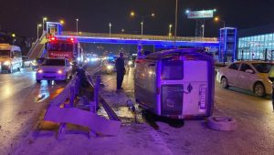 Bariyerlere Çarpan Araç Devrildi