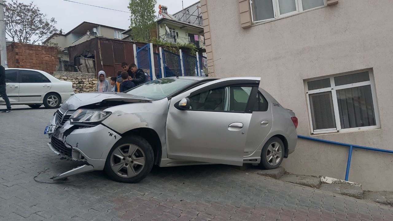 Başka Bir Araçla Çarpıştıktan Sonra Yokuştan Savrulan Otomobil Bina Duvarına Çarptı Başka Bir Araçla Çarpıştıktan Sonra Yokuştan Savrulan Otomobil Bina Duvarına Çarptı