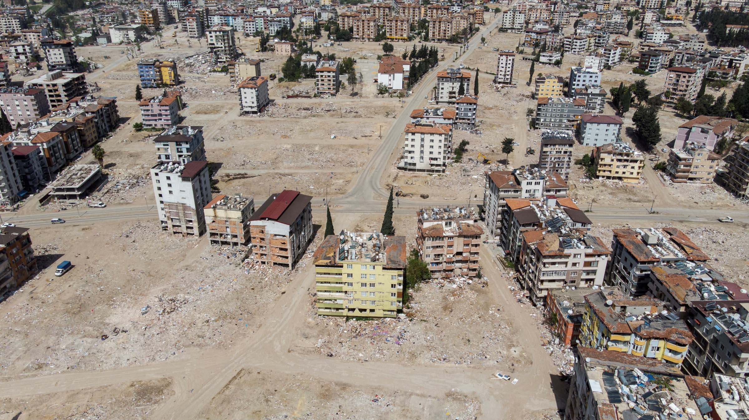 Hatay'da Enkazlar Kaldırılırken Ortaya Çıkan Görüntüler Yürek Burktu