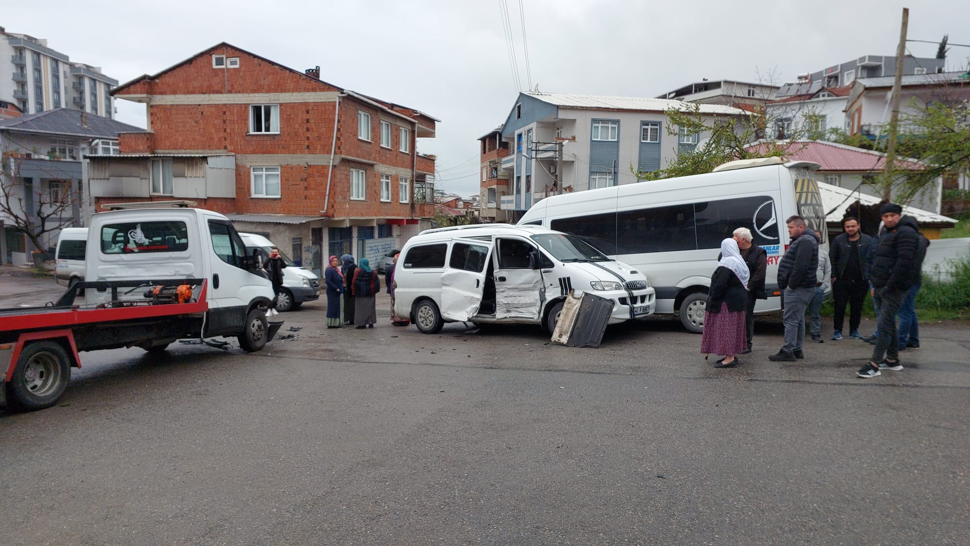 İşçi Servisiyle Oto Kurtarıcı Çarpıştı: 3 Yaralı
