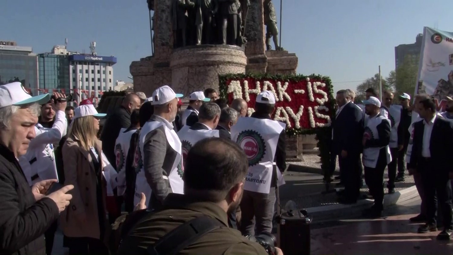 HAK-İŞ Konfederasyonu üyeleri Taksim’e çelenk bıraktı