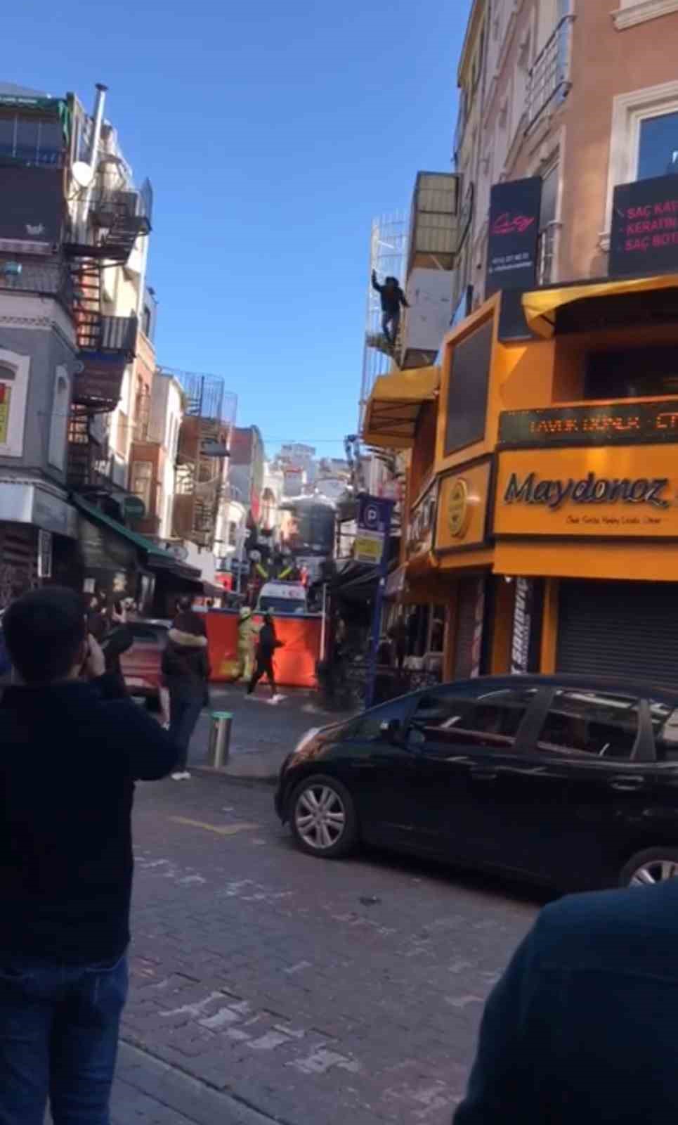 Beşiktaş’ta 4. kattan iş yerinin tentesine düştü: O anlar kamerada