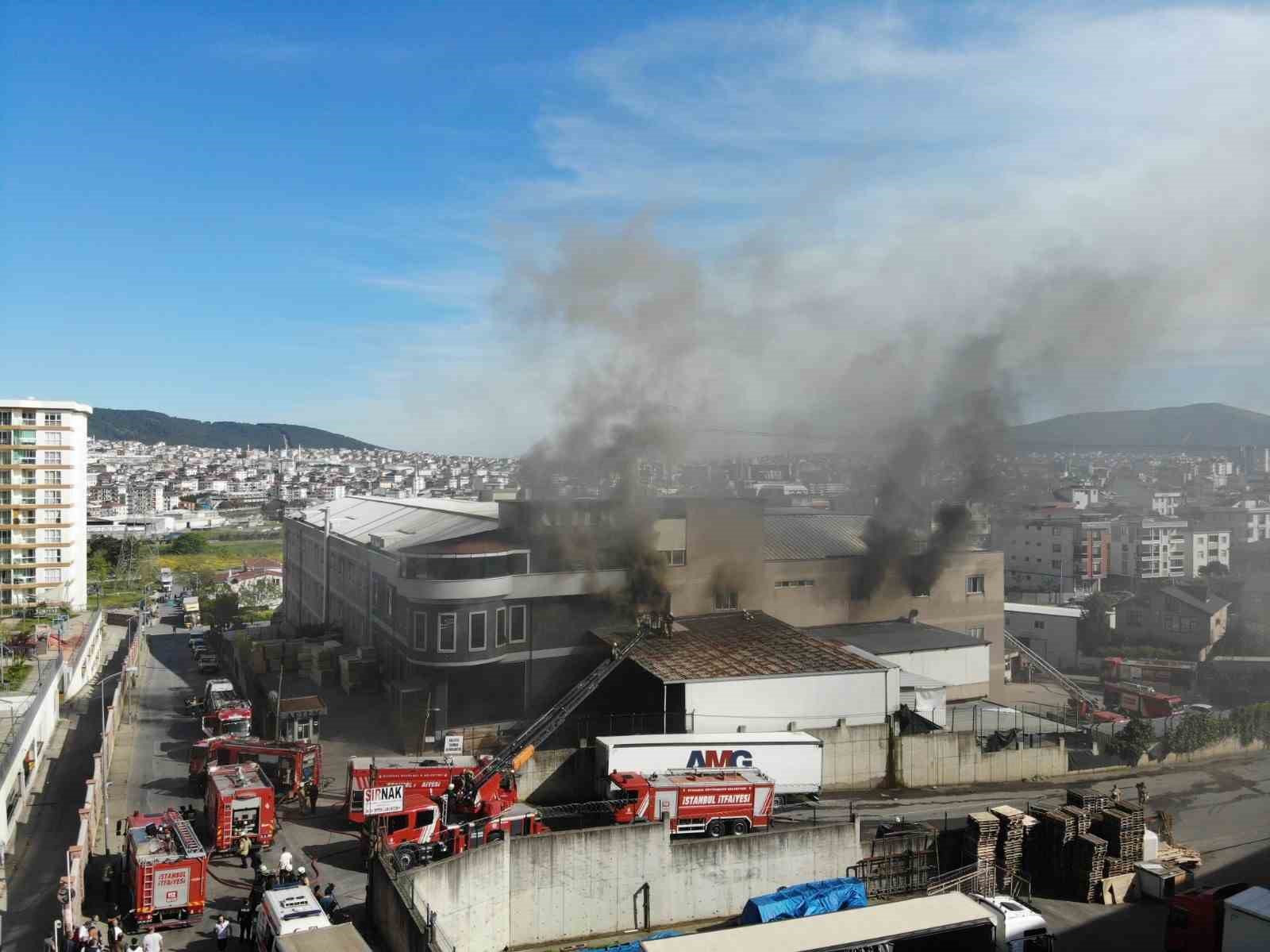 Sancaktepe’de yangın çıkan mobilya atölyesi havadan görüntülendi