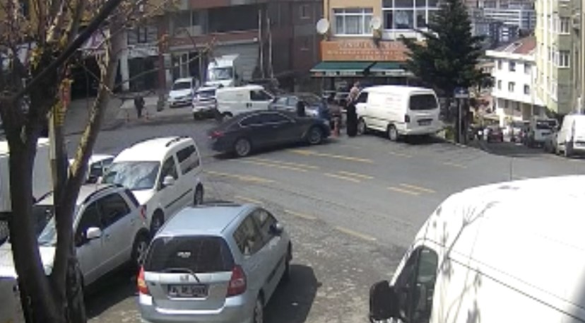 İstanbul’da vatandaşlar minibüsün altında kalan kadın için seferber oldu: O anlar kamerada