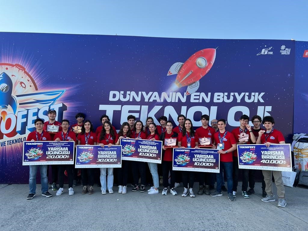 Bahçeşehir Koleji öğrencileri, TEKNOFEST’te ödülleri topladı