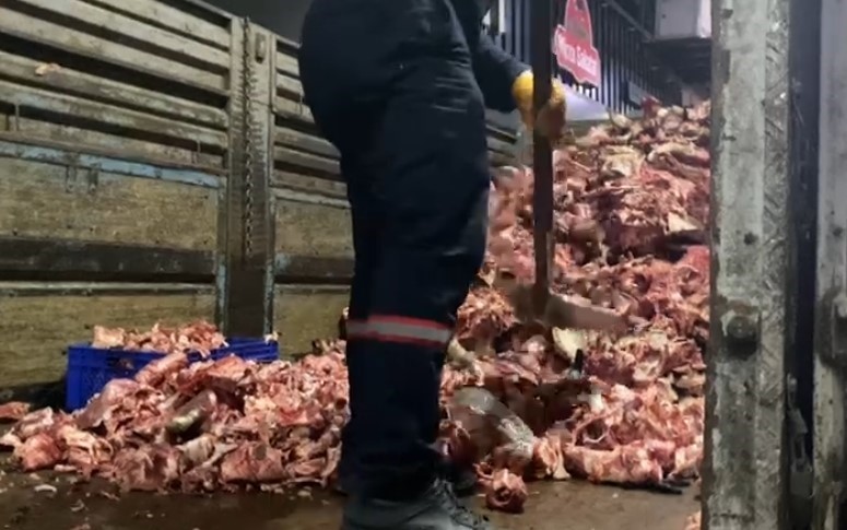 Bayrampaşa’da şoke eden görüntü: Et satışı yapılan işletmelerde hijyen kurallarına uyulmadı