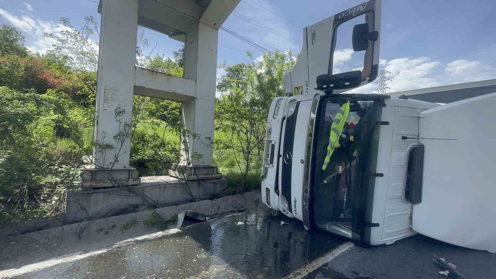 Arnavutköy’de otomobilin çarptığı kamyon yan yattı: 1 yaralı