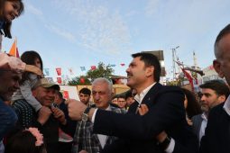 Bakan Kurum, Ümraniye’de ‘Temel Atma ve Komşu Finans Evleri Anahtar Teslim Töreni’ne katıldı