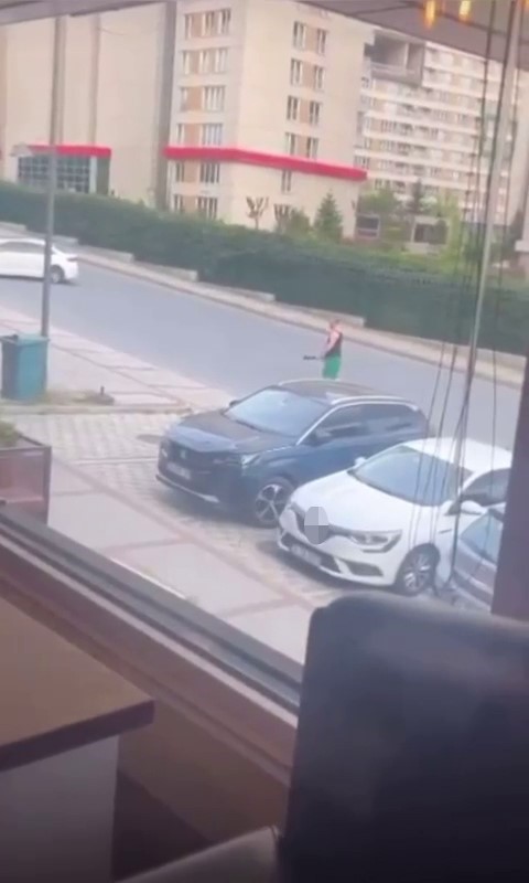 Başakşehir’de film sahnelerini aratmayan olay: Pompalı tüfekli kişiye müdahale ederken silah patladı
