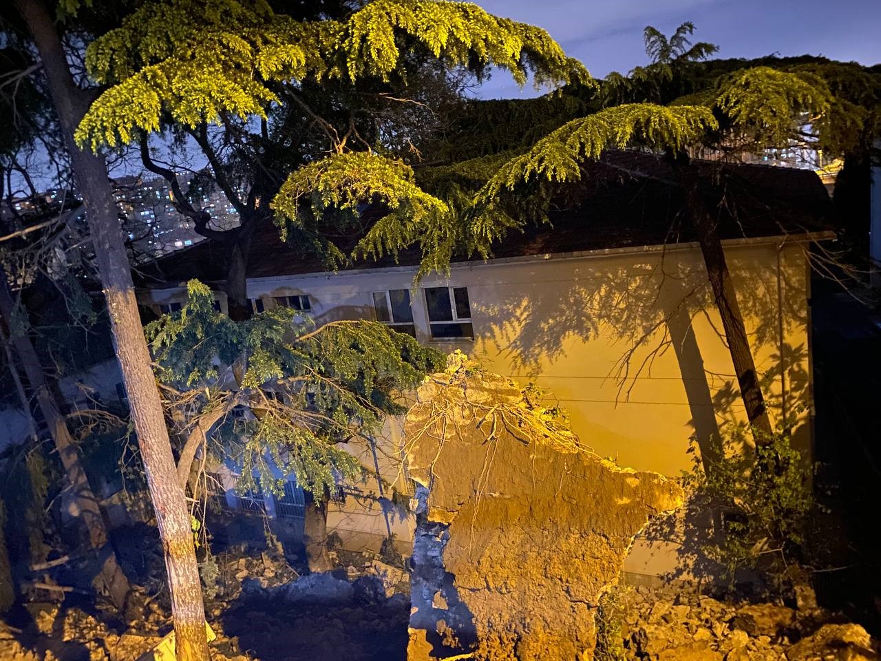 Beyoğlu’nda okul bahçesine istinat duvarı çöktü, 3 bina boşaltıldı