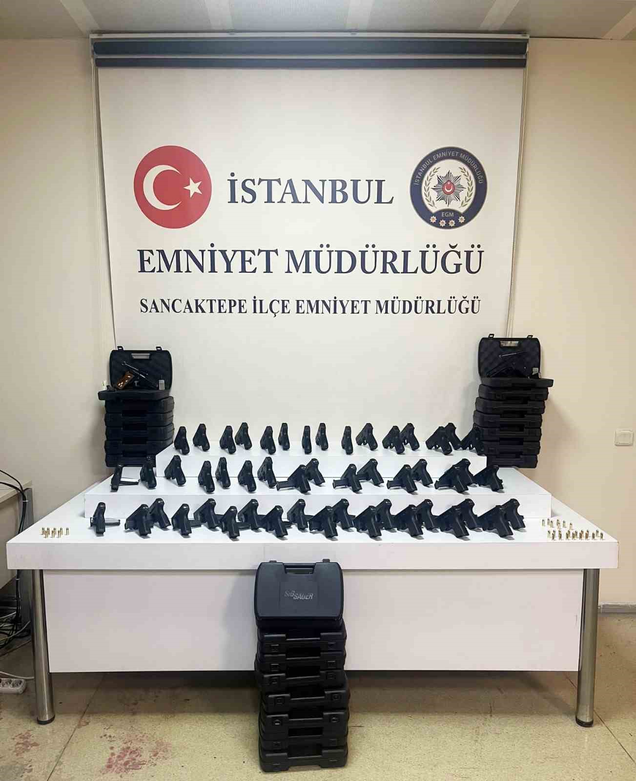 Maltepe’de cephanelik gibi eve operasyon