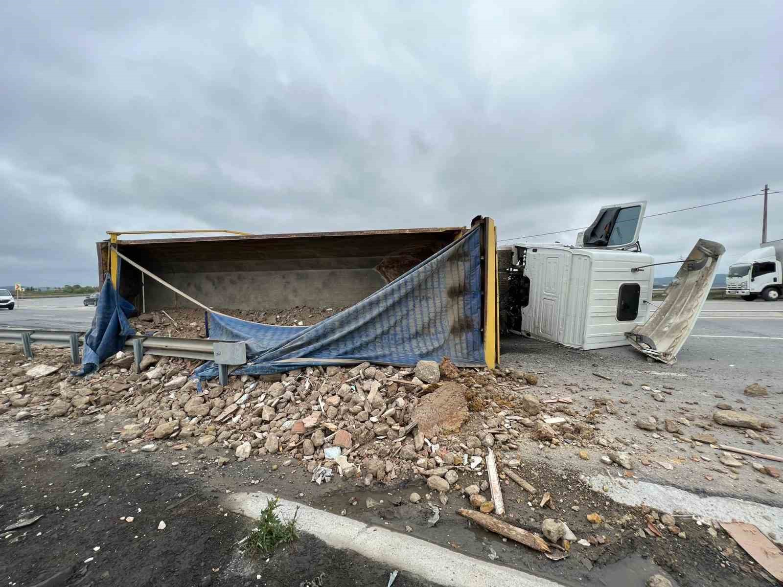 Tuzla’da hafriyat yüklü tır devrildi; 1 yaralı