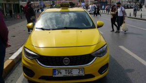 Taksim’de ticari taksi denetim: Aracında muşta bulunduran taksici gözaltına alındı