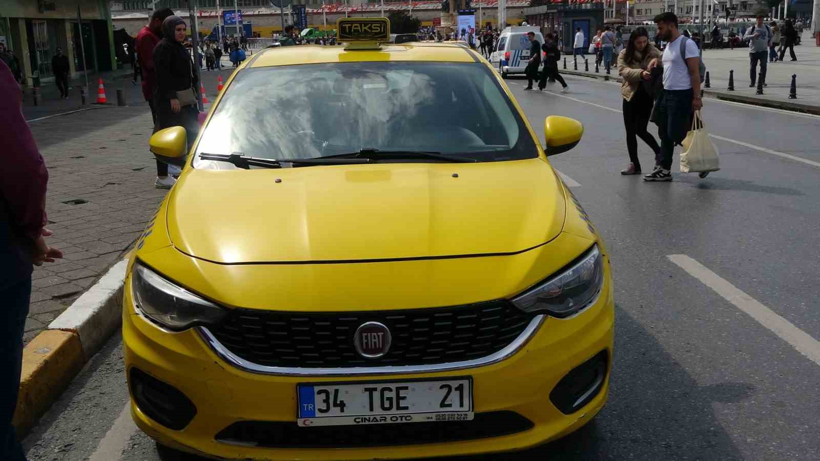 Taksim’de ticari taksi denetim: Aracında muşta bulunduran taksici gözaltına alındı