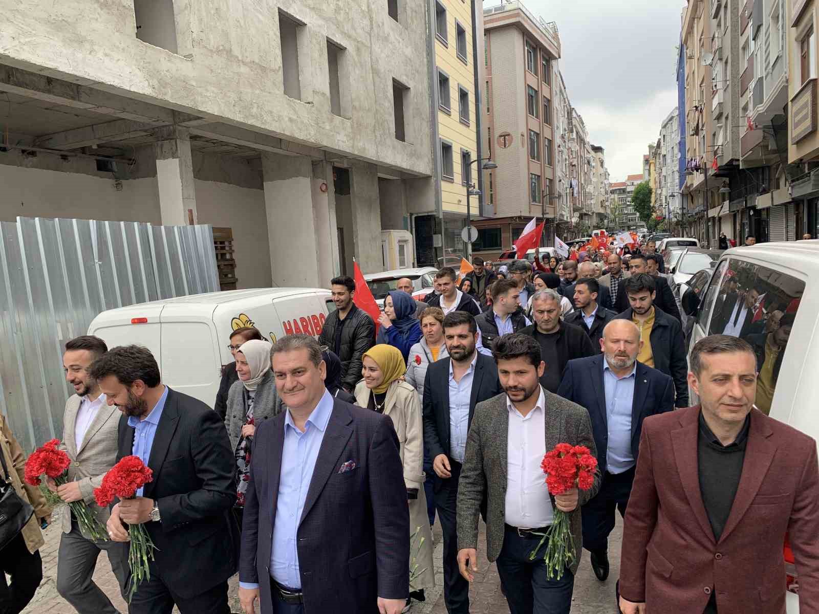 Zeytinburnu’nda gerçekleştirilen sevgi yürüyüşüne vatandaşlardan yoğun ilgi