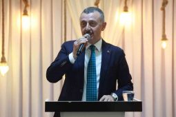 Kocaeli Büyükşehir Belediye Başkanı Büyükakın: “Dergi kapaklarıyla Türkiye’ye diz çöktüreceklerini zannediyorlar”