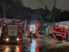 Kağıthane’de hurdalıkta yangın