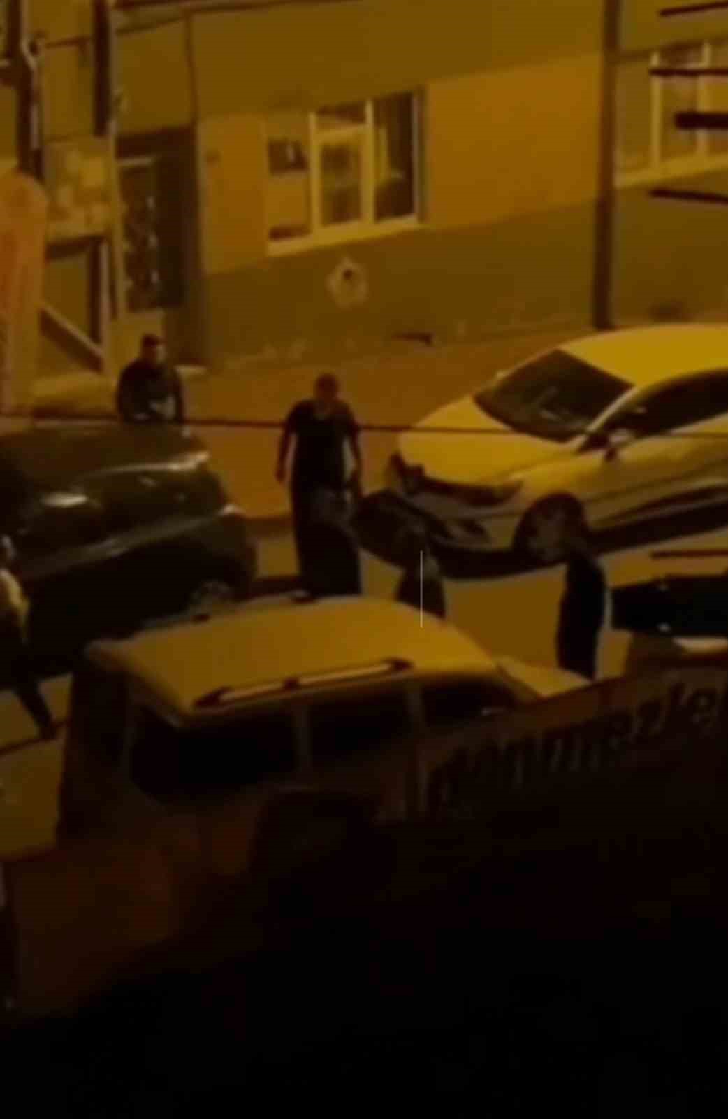 Tartıştığı kişilerin üzerine otomobil sürdü, o anlar kameraya yansıdı