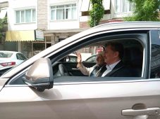 Büyük İstanbul Mitingi için onlarca basamağı yürüyerek çıkan Hüseyin dedeye Togg sürprizi
