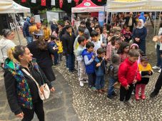 İzmit’te depremzede minikler için “Çocuklar Gülsün” etkinliği