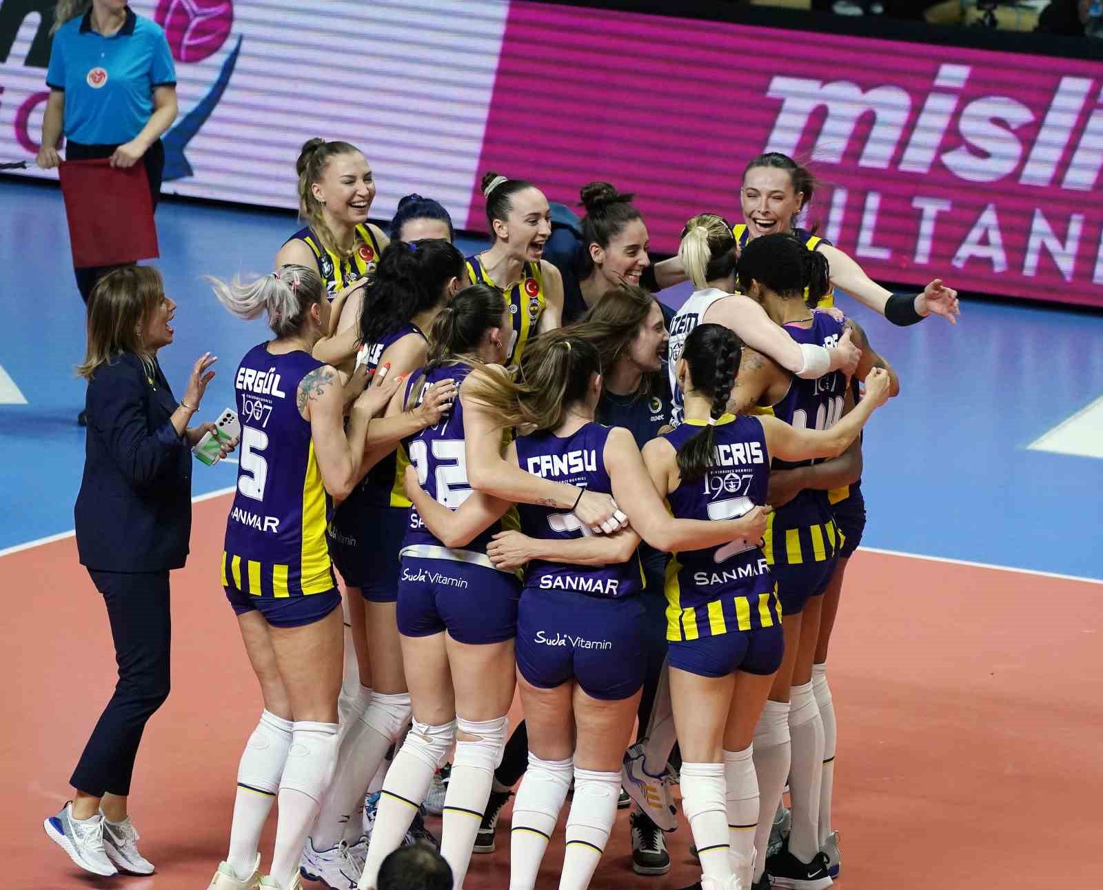 Sultanlar Ligi Final etabı 3. maçında Fenerbahçe Opet, Eczacıbaşı Dynavit’i 3-2 mağlup ederek şampiyon oldu.
