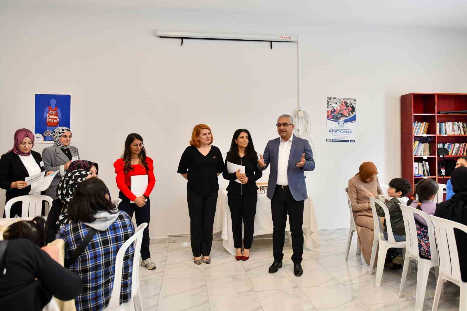 Esenyurt’ta ’Kadın Sosyal Yaşam Merkezi’nde programa katılan kadınlara sertifikaları verildi