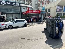 Tuzla’da park halindeki araçlara çarpan otomobil yan yattı: 2 yaralı