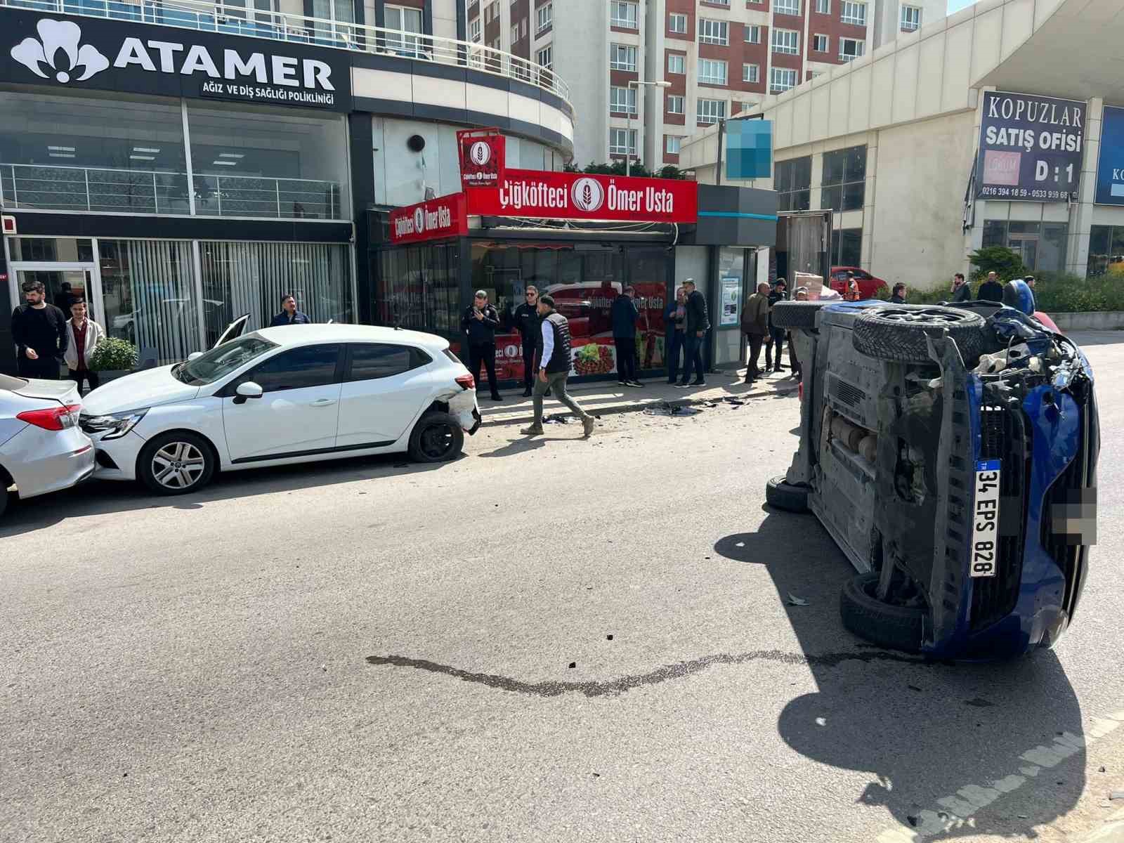 Tuzla’da park halindeki araçlara çarpan otomobil yan yattı: 2 yaralı