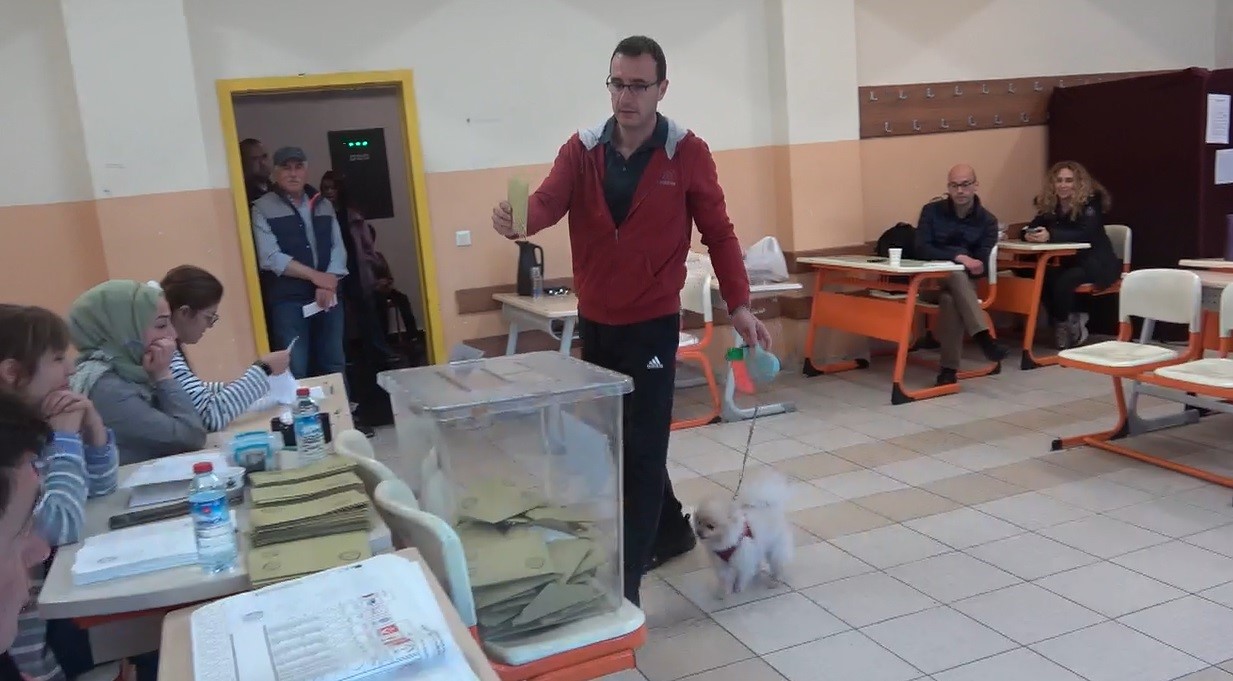 Oy kullanmaya köpeği ile geldi