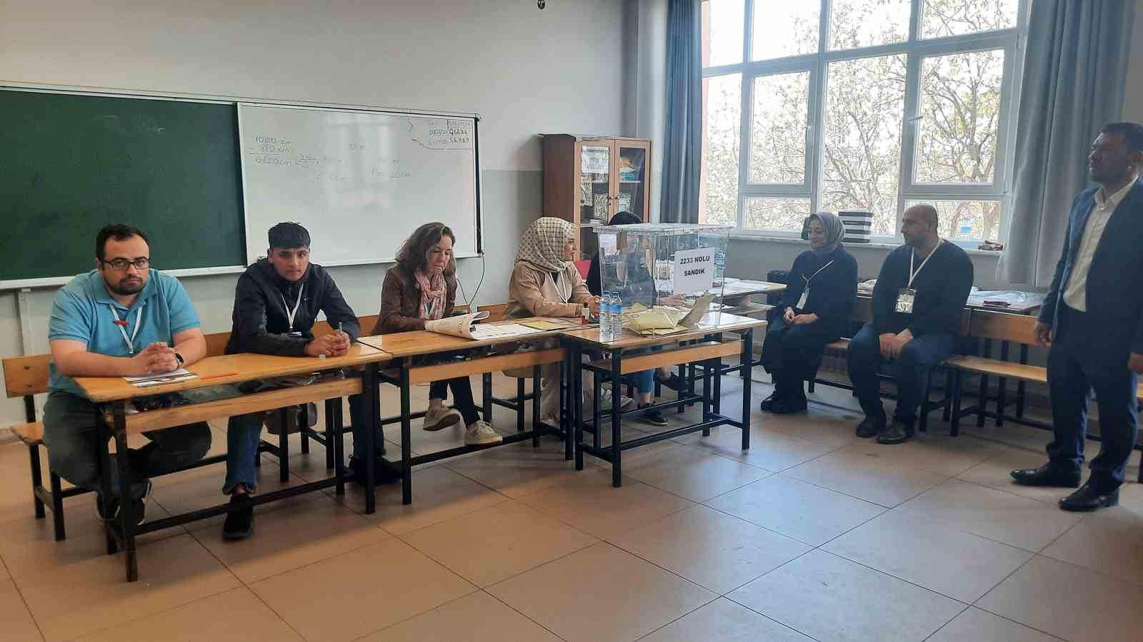 Fatih’teki bu sandıkta oy veren sayısı sandık görevlilerinin sayısından az