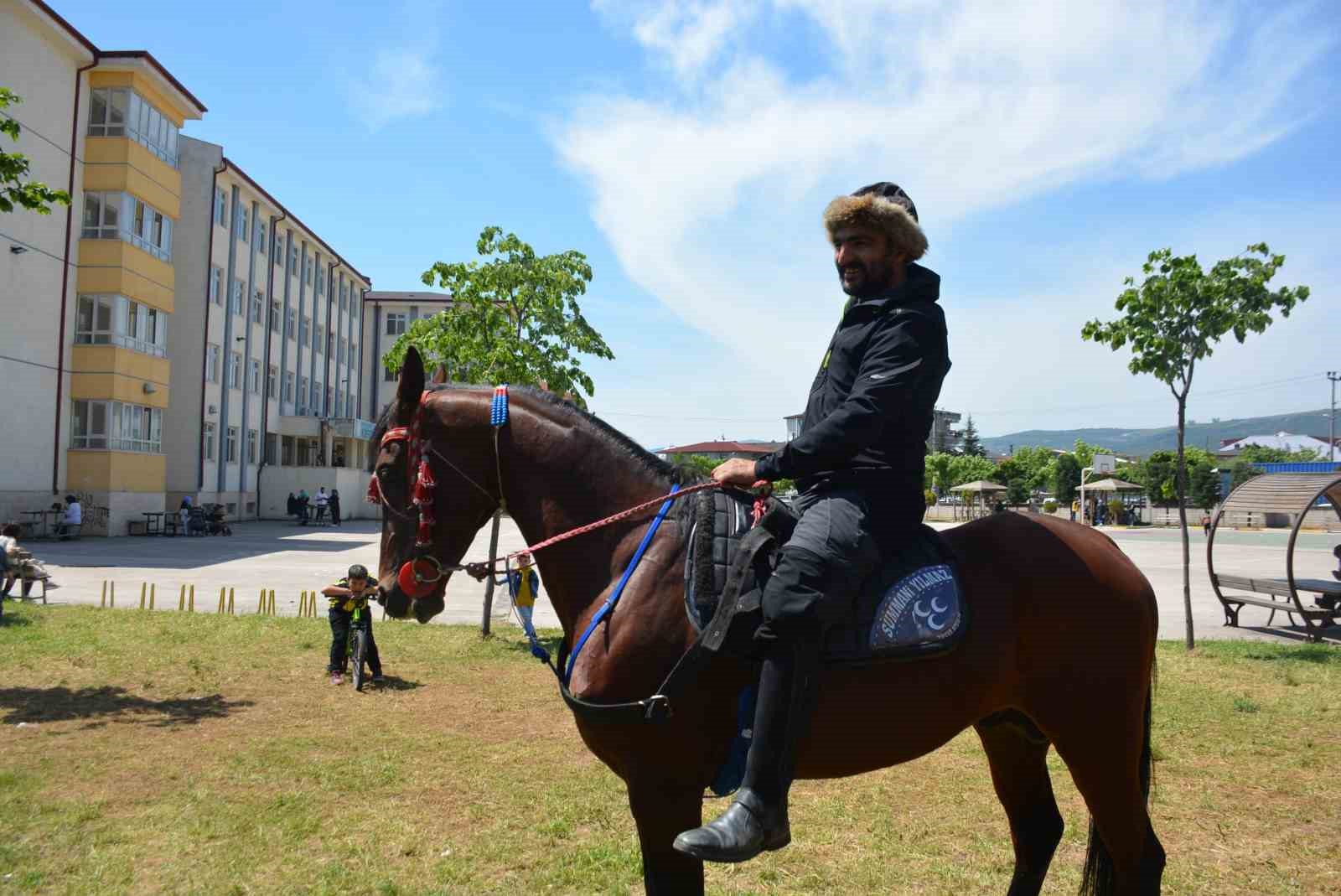 Oy kullanmaya atıyla geldi