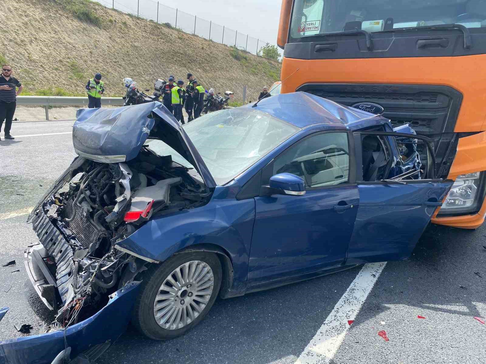 Eyüpsultan’da feci kaza: Tankerin çarptığı otomobil kullanılamaz hale geldi