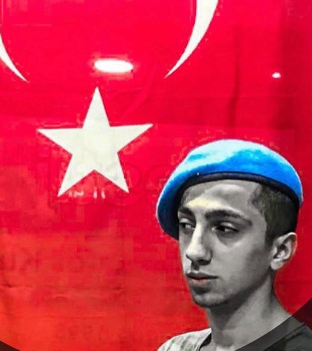 Şırnak şehidinin İstanbul’daki baba ocağı Türk Bayrakları ile donatıldı