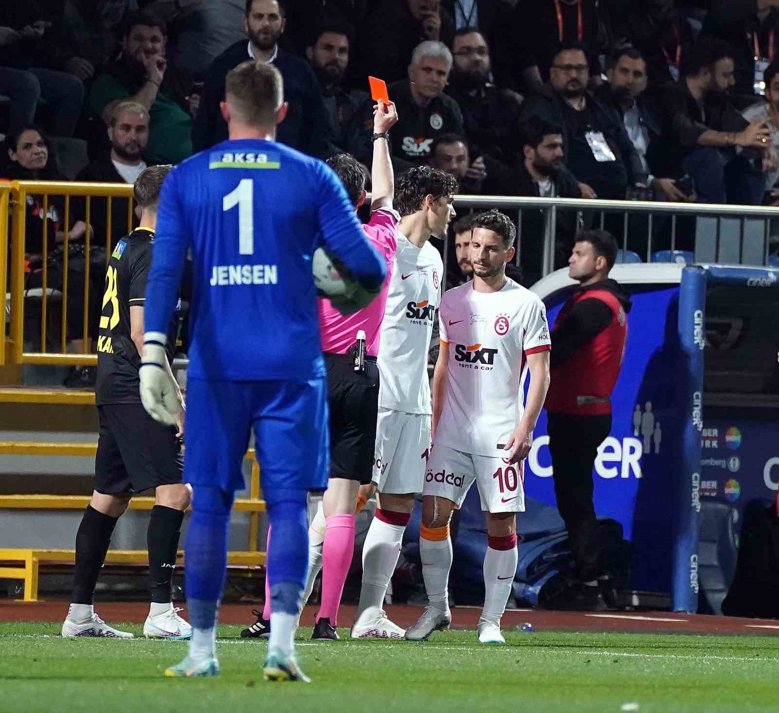Nicolo Zaniolo kırmızı kart gördü