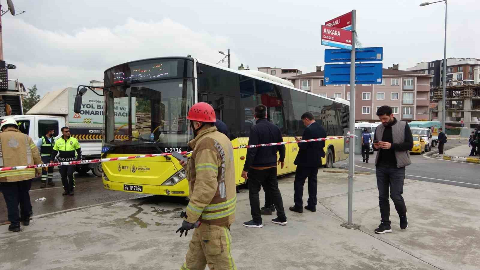 Pendik’te İETT otobüsüyle tır çarpıştı: 5 yaralı